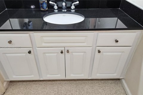 Condo in Miami, Florida, 1 bedroom  № 1948834 - photo 19