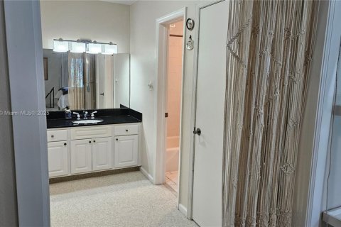 Condo in Miami, Florida, 1 bedroom  № 1948834 - photo 17