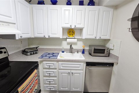Condo in Miami, Florida, 1 bedroom  № 1948834 - photo 9