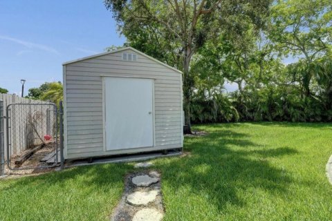 House in Davie, Florida 4 bedrooms, 227.89 sq.m. № 2087584 - photo 24