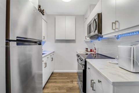 Condominio en venta en Hallandale Beach, Florida, 1 dormitorio, 58.06 m2 № 2017462 - foto 9