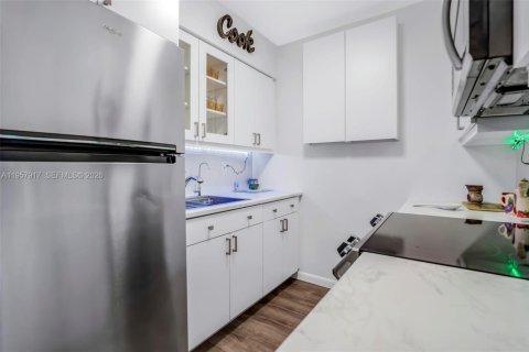 Condominio en venta en Hallandale Beach, Florida, 1 dormitorio, 58.06 m2 № 2017462 - foto 11