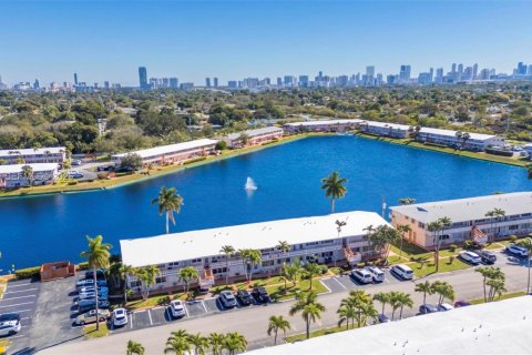 Condominio en venta en Hallandale Beach, Florida, 1 dormitorio, 58.06 m2 № 2017462 - foto 20