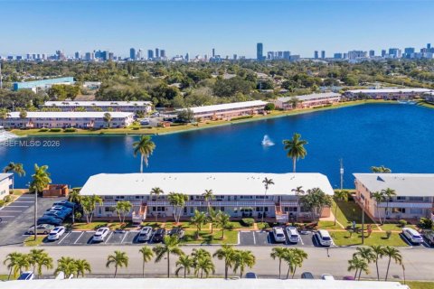 Condominio en venta en Hallandale Beach, Florida, 1 dormitorio, 58.06 m2 № 2017462 - foto 19