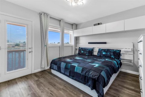 Condominio en venta en Hallandale Beach, Florida, 1 dormitorio, 58.06 m2 № 2017462 - foto 15