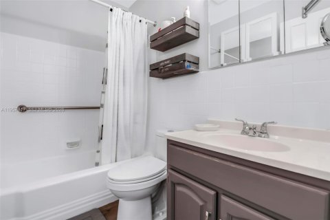 Condominio en venta en Hallandale Beach, Florida, 1 dormitorio, 58.06 m2 № 2017462 - foto 14