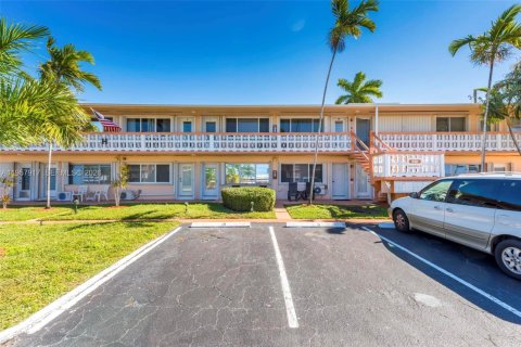 Condominio en venta en Hallandale Beach, Florida, 1 dormitorio, 58.06 m2 № 2017462 - foto 3