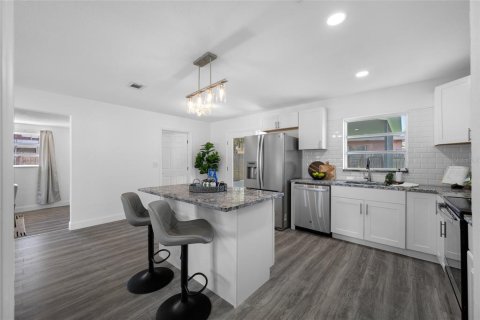 House in Tampa, Florida 4 bedrooms, 129.32 sq.m. № 2104950 - photo 11