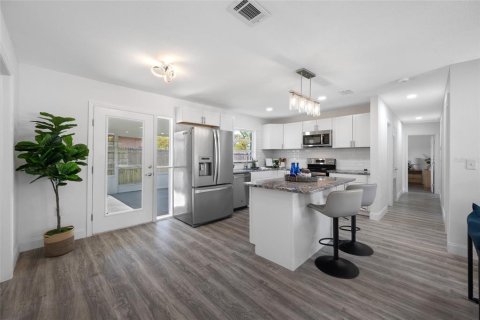 House in Tampa, Florida 4 bedrooms, 129.32 sq.m. № 2104950 - photo 10