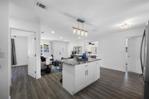 House in Tampa, Florida 4 bedrooms, 129.32 sq.m. № 2104950 - photo 12