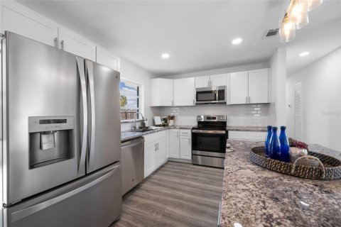 House in Tampa, Florida 4 bedrooms, 129.32 sq.m. № 2104950 - photo 13