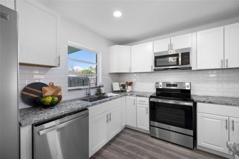 House in Tampa, Florida 4 bedrooms, 129.32 sq.m. № 2104950 - photo 14