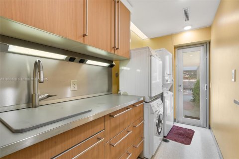 House in Fort Lauderdale, Florida 7 bedrooms, 580.64 sq.m. № 2013640 - photo 26