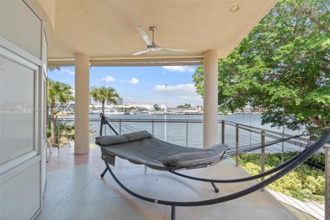 House in Fort Lauderdale, Florida 7 bedrooms, 580.64 sq.m. № 2013640 - photo 23