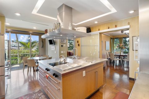 House in Fort Lauderdale, Florida 7 bedrooms, 580.64 sq.m. № 2013640 - photo 12