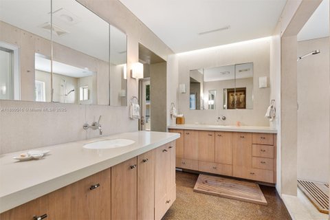 House in Fort Lauderdale, Florida 7 bedrooms, 580.64 sq.m. № 2013640 - photo 22