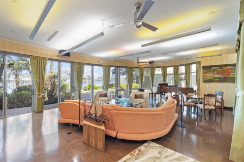 House in Fort Lauderdale, Florida 7 bedrooms, 580.64 sq.m. № 2013640 - photo 8