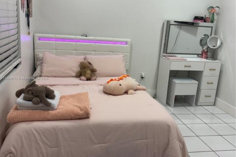 Casa en venta en Hialeah, Florida, 3 dormitorios, 111.95 m2 № 1940952 - foto 8