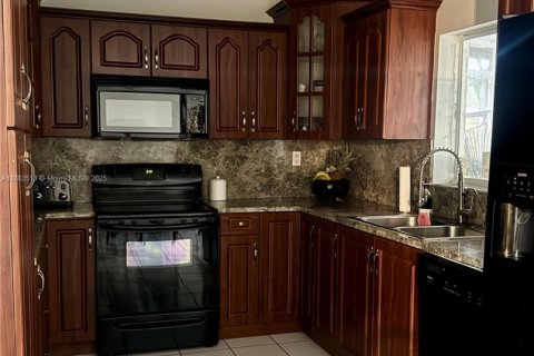 Casa en venta en Hialeah, Florida, 3 dormitorios, 111.95 m2 № 1940952 - foto 5