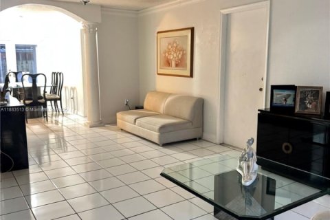 Casa en venta en Hialeah, Florida, 3 dormitorios, 111.95 m2 № 1940952 - foto 3