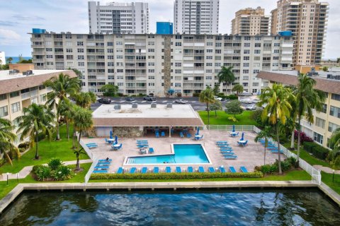 Condominio en venta en Hallandale Beach, Florida, 2 dormitorios, 82.5 m2 № 2077494 - foto 17