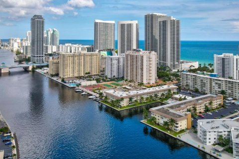 Condominio en Hallandale Beach, Florida, 2 dormitorios № 2077494