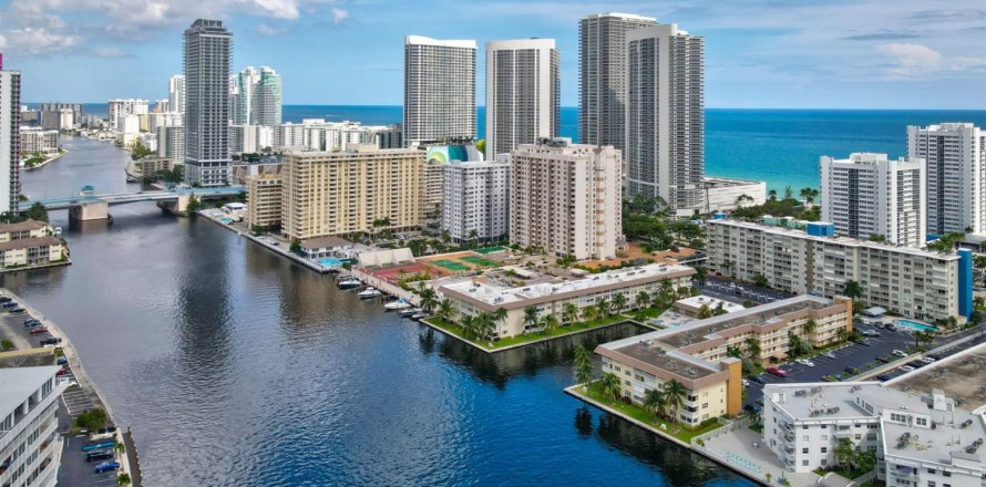 Condominio en Hallandale Beach, Florida, 2 dormitorios  № 2077494