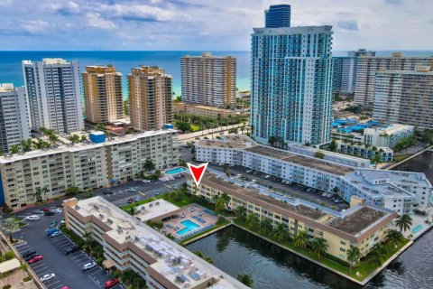 Condominio en venta en Hallandale Beach, Florida, 2 dormitorios, 82.5 m2 № 2077494 - foto 22