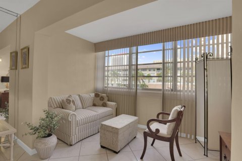 Condominio en venta en Hallandale Beach, Florida, 2 dormitorios, 82.5 m2 № 2077494 - foto 8