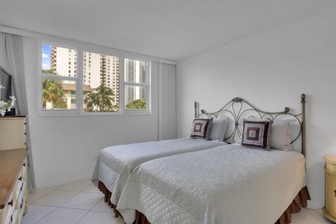 Condominio en venta en Hallandale Beach, Florida, 2 dormitorios, 82.5 m2 № 2077494 - foto 10