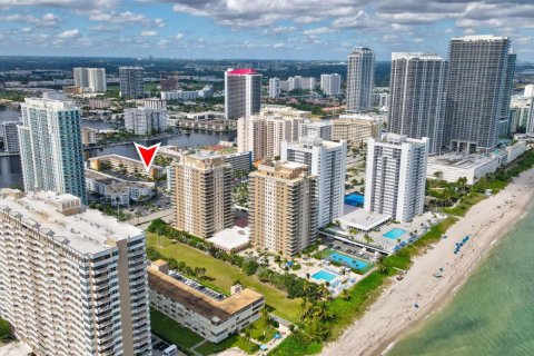 Condominio en venta en Hallandale Beach, Florida, 2 dormitorios, 82.5 m2 № 2077494 - foto 21