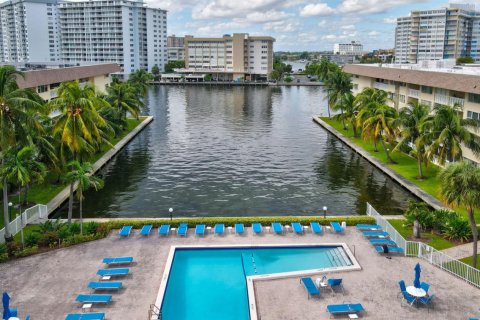 Condominio en venta en Hallandale Beach, Florida, 2 dormitorios, 82.5 m2 № 2077494 - foto 19