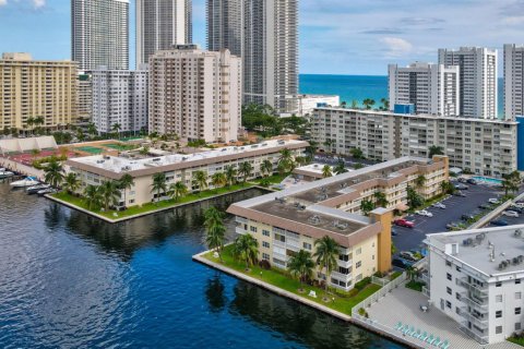 Condominio en venta en Hallandale Beach, Florida, 2 dormitorios, 82.5 m2 № 2077494 - foto 25