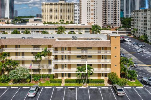 Condominio en venta en Hallandale Beach, Florida, 2 dormitorios, 82.5 m2 № 2077494 - foto 24