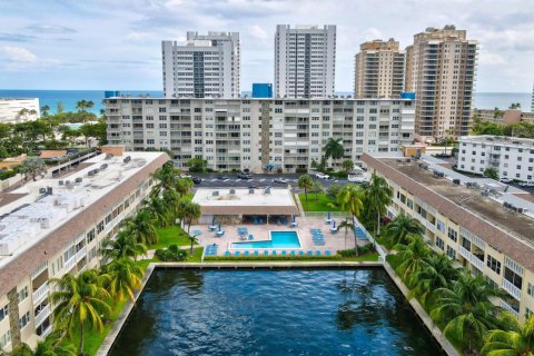 Condominio en venta en Hallandale Beach, Florida, 2 dormitorios, 82.5 m2 № 2077494 - foto 18