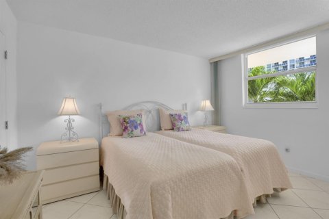 Condominio en venta en Hallandale Beach, Florida, 2 dormitorios, 82.5 m2 № 2077494 - foto 13