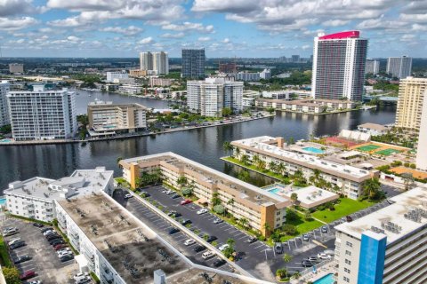 Condominio en venta en Hallandale Beach, Florida, 2 dormitorios, 82.5 m2 № 2077494 - foto 20