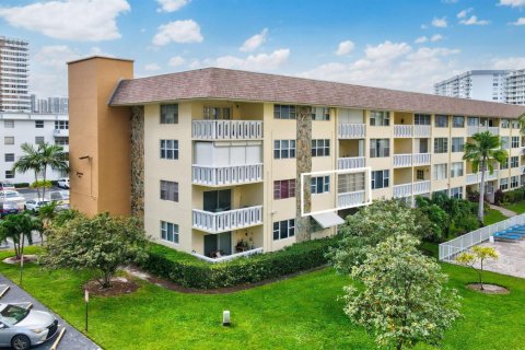 Condominio en venta en Hallandale Beach, Florida, 2 dormitorios, 82.5 m2 № 2077494 - foto 23