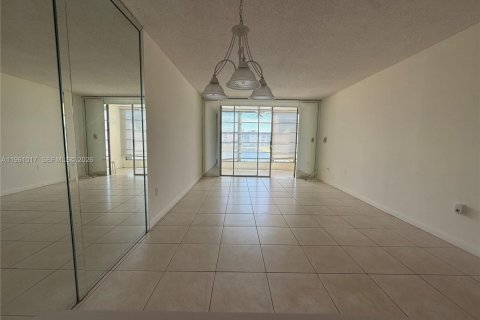 Condominio en venta en Sunrise, Florida, 1 dormitorio, 59.46 m2 № 2021830 - foto 11