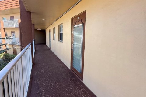 Condominio en venta en Sunrise, Florida, 1 dormitorio, 59.46 m2 № 2021830 - foto 2