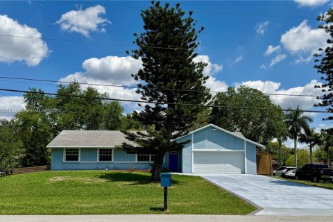 House in Southwest Ranches, Florida 3 bedrooms, 143.26 sq.m. № 1711381 - photo 1