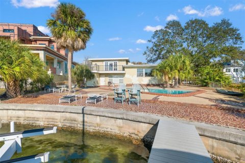 House in Tampa, Florida 4 bedrooms, 326.55 sq.m. № 2095815 - photo 13