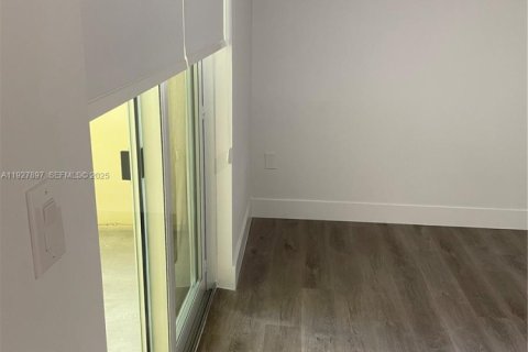 Touwnhouse à louer à Miami, Floride: 2 chambres, 117.61 m2 № 1987410 - photo 17