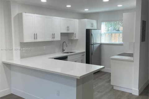 Touwnhouse à louer à Miami, Floride: 2 chambres, 117.61 m2 № 1987410 - photo 1