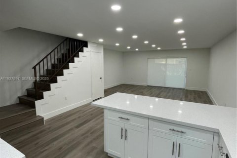 Touwnhouse à louer à Miami, Floride: 2 chambres, 117.61 m2 № 1987410 - photo 2