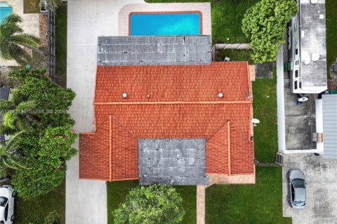 House in Miami, Florida 5 bedrooms, 170.94 sq.m. № 2400029 - photo 8