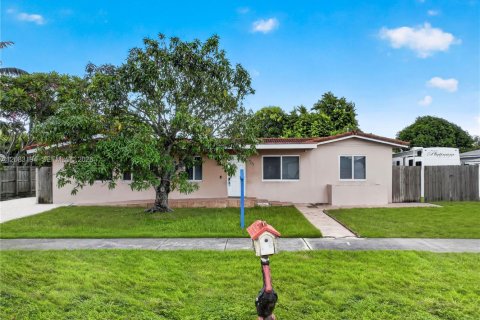 House in Miami, Florida 5 bedrooms, 170.94 sq.m. № 2400029 - photo 3