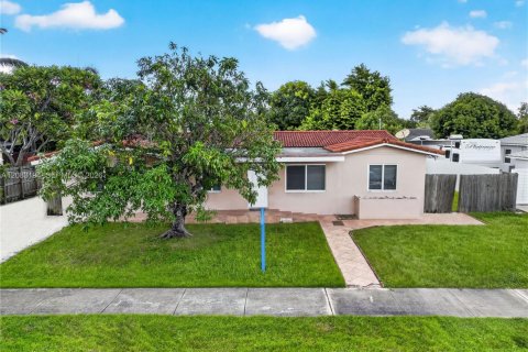 House in Miami, Florida 5 bedrooms, 170.94 sq.m. № 2400029 - photo 2