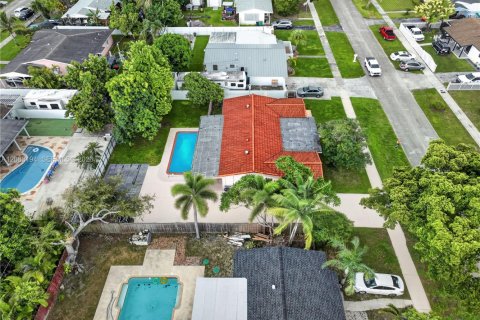 House in Miami, Florida 5 bedrooms, 170.94 sq.m. № 2400029 - photo 7