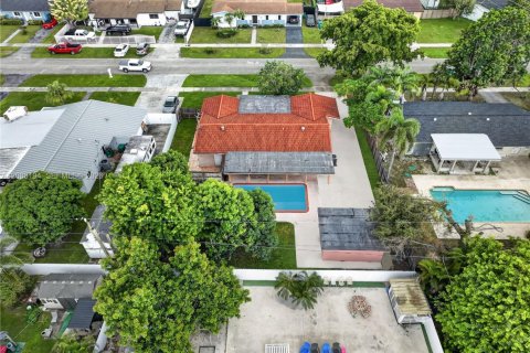 House in Miami, Florida 5 bedrooms, 170.94 sq.m. № 2400029 - photo 6